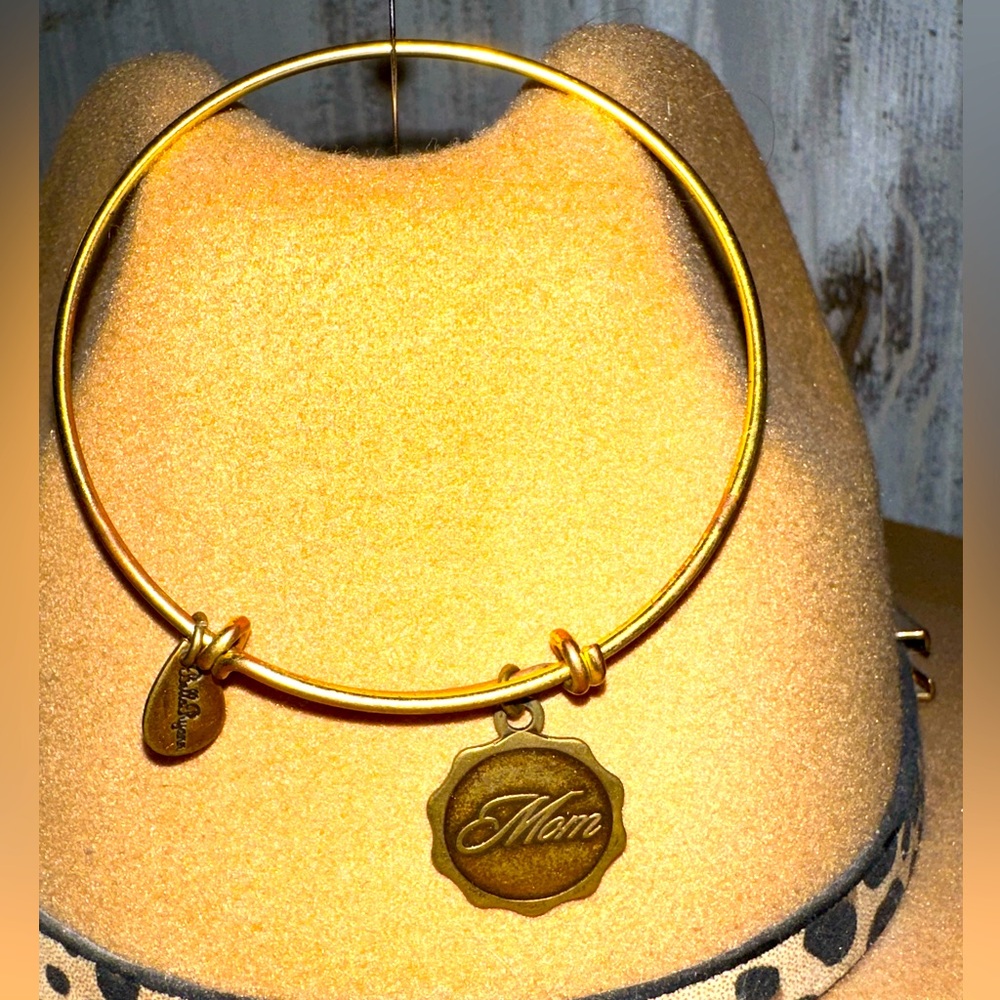 GUC  Mom Bangle Bracelet